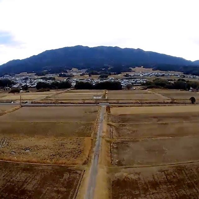 田んぼから畑のある霊山を空撮しました！遠くには青山高原や高見山が見えます。
